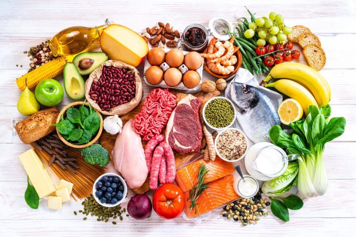 Bữa ăn đủ chất dinh dưỡng bao gồm những gì để cơ thể khỏe mạnh?