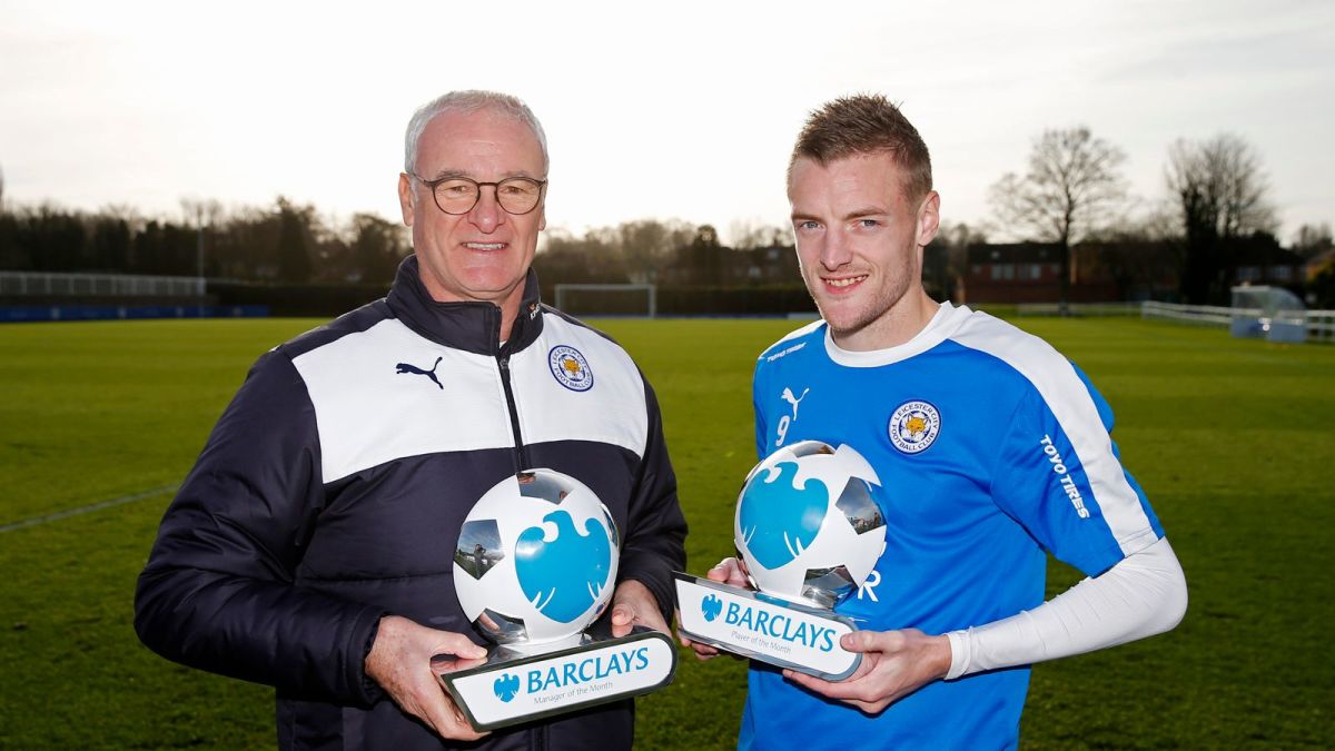 Huấn luyện viên Leicester Claudio Ranieri (trái) và vua phá lưới Jamie Vardy (phải) chụp ảnh cùng huấn luyện viên và cầu thủ xuất sắc nhất tháng năm 2015.