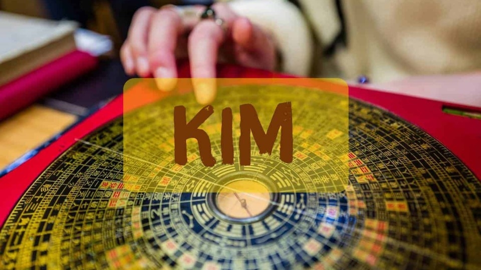 Mệnh Kim tượng trưng cho kim loại, kim khí và mùa thu.